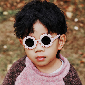 2024 logotipo personalizado nuevas <span class=keywords><strong>gafas</strong></span> <span class=keywords><strong>de</strong></span> sol polarizadas <span class=keywords><strong>para</strong></span> niños tonos <span class=keywords><strong>de</strong></span> silicona antiultravioleta <span class=keywords><strong>para</strong></span> niños y <span class=keywords><strong>niñas</strong></span> lentes TAC - Product Image 2