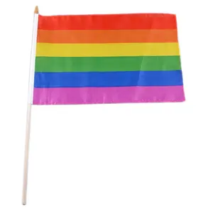 Desain Baru Spanduk Bendera Pelangi Genggam Kebanggaan Gay Warna Hidup dengan Tiang Kayu