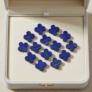 Trèfle à quatre feuilles naturel sur mesure en <span class=keywords><strong>lapis</strong></span>-lazuli, <span class=keywords><strong>pierre</strong></span> précieuse à dos plat, personnalisation en gros, fournisseur de pierres précieuses en forme de trèfle - Product Image 1