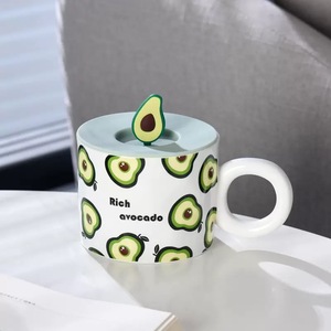 Taza de Cerámica Creativa con Diseño de Frutas Variadas para Café, Té y Agua, con un Gran Asa Redonda y una Tapa de Plástico - Product Image 3