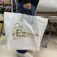 Sac fourre-tout en plastique poly noir mat en gros, sac de shopping à poignée souple avec logo personnalisé imprimé pour magasin de vêtements