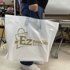 Bolsa de compras de plástico poliéster negro mate al por mayor, bolsa de compras con asa suave y logotipo personalizado impreso para tienda de ropa - Product Image 5