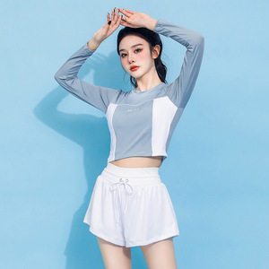 ชุดว่ายน้ำแขนยาวสองชิ้นสำหรับผู้หญิง สีฟ้าทะเลสาบและสีดำ UPF50 พลัส ชุดว่ายน้ำสไตล์สปอร์ตสำหรับวันหยุดและการออกกำลังกาย - Product Image 1