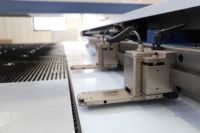 Prensa Punzonadora CNC Controlada por Computadora, Bajo Mantenimiento, Alta Precisión para Plantas de Fabricación de Maquinaria de Chapa Metálica