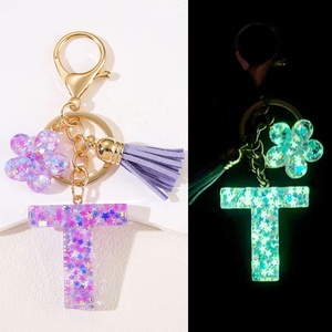 Llavero Luminoso con Inicial Brillante, Amuleto de Resina que Brilla en <span class=keywords><strong>la</strong></span> Oscuridad con Flor y Borla para Uso Diario - Product Image 5