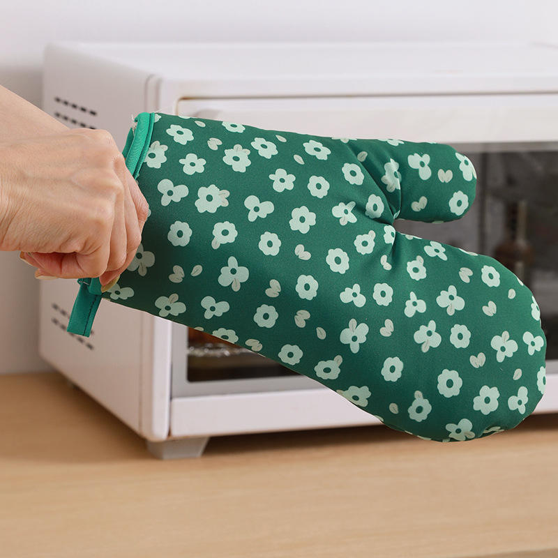 Los guantes verdes vienen de una sola pieza.