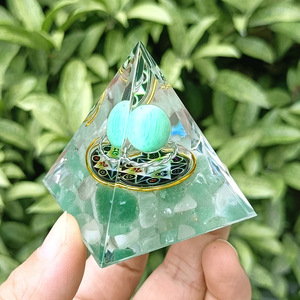 Pyramide en résine époxy avec galets de cristal, ornement de bureau, décoration d'aquarium, anneau en aventurine œil de chat verte, cadeau - Product Image 2
