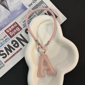 LLavero de cuero PU con 26 letras en inglés, regalo conmemorativo creativo, bolso con letras de alta calidad, dijes, llavero de cuero - Product Image 3