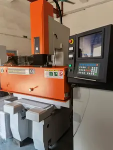 Haute précision D7145 vitesse rapide modèle de vente chaude usine directement vente EDM die machine d'érosion de plomb