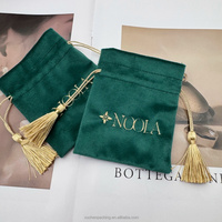 Pochette en velours vert doux de haute qualité brodée pour boucles d'oreilles tendance, sac en velours personnalisé pour huile de Tola, parfum, avec pompons