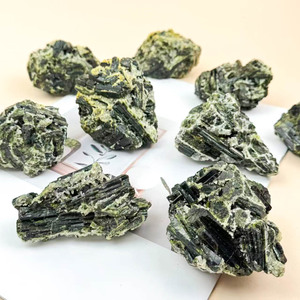 Pietra Grezza di Tormalina Verde Naturale per Energia, Prodotto Spirituale per Guarigione, Cristallo Feng Shui all'Ingrosso - Product Image 4