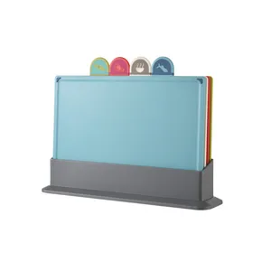 带储物架的厨房切菜板一套4个塑料切菜板，带颜色编码的食物图标，用于厨房不同的食物