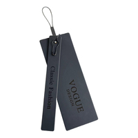 Étiquette suspendue en papier noir avec logo personnalisé, faible MOQ, écologique, recyclable, avec cordon, gaufrée, impression UV pour vêtements