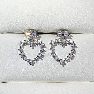 Orecchini a perno con fiocco a cuore e cristalli per donna, accessori moda dolci e minimalisti per l'uso quotidiano - Product Image 2