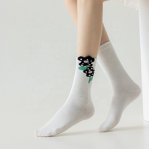 Chaussettes décontractées pour femmes, motif dessin animé 3D, personnalisées OEM d'usine, chaussettes mi-hautes mignonnes pour filles, vente en gros, fabricant de chaussettes style cool et tendance - Product Image 5