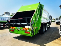 Camion à ordures compacteur 20 m³ 6x4 à transmission manuelle et chargement arrière