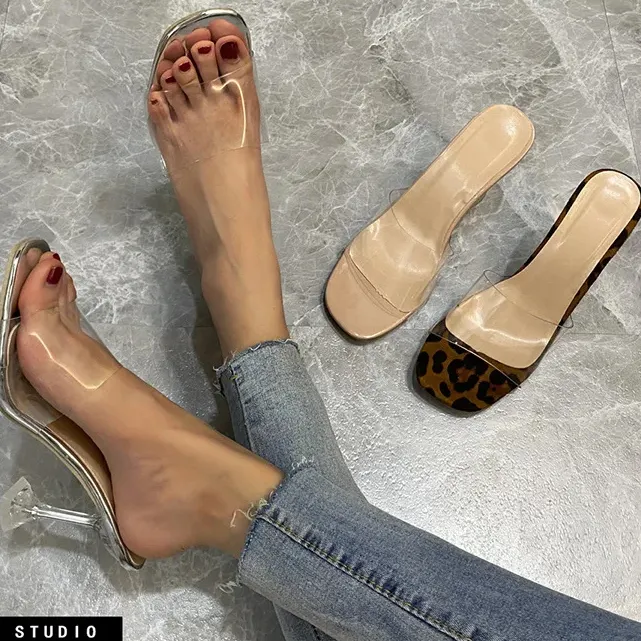 Europäische und amerikanische quadratische Kristall absatz transparente Leoparden muster große Hausschuhe Frauen High Heel Sandalen