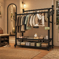Porte-manteau de vestiaire moderne en métal avec étagères réglables