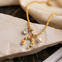 Collier Pendentif Signe Astrologique Fer à Cheval en Acier Inoxydable Plaqué Or 18K avec Pierres Précieuses Multicolores et Perle, Bijou Cadeau pour Usage Quotidien