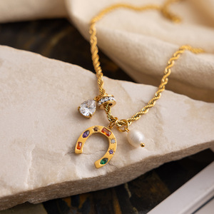 Collier pendentif fer à cheval en acier inoxydable plaqué or 18 carats avec pierres précieuses multicolores et perle, bijou cadeau pour usage quotidien - Product Image 4