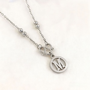 Vente en gros usine : Collier et boucles d'oreilles unisexes personnalisés en acier inoxydable plaqué or, avec chaîne à perles sportives et pendentif simple à 26 lettres - Product Image 2