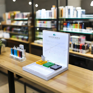 Exhibidor de Tabaco Acrílico Blanco Moderno con Carga Inalámbrica, Exhibidor de Mostrador para Minoristas con Funciones Inteligentes - Product Image 1