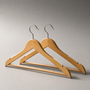 Cintres en bois massif avec logo personnalisé, poignées antidérapantes en caoutchouc et barre transversale pour pantalons, prix abordable - Product Image 5