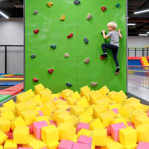 24 cubes en <span class=keywords><strong>mousse</strong></span> 5"x5"x5" - Ensemble de blocs à empiler souples pour jeux d'intérieur, trampolines, parkour, sports d'action (Rose/Jaune) - Product Image 5
