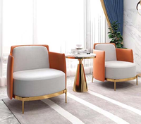 Fauteuil en tissu rembourré avec structure en contreplaqué de bois d'eucalyptus au design incurvé pour salon