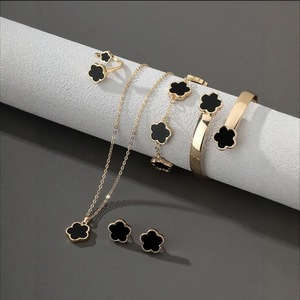 Ensemble de bijoux électroplaqués en pierre naturelle motif Fleur porte-bonheur, très vendu à l'international, comprenant un <span class=keywords><strong>bracelet</strong></span> en acrylique, un <span class=keywords><strong>bracelet</strong></span> jonc, un collier trèfle et des boucles <span class=keywords><strong>d</strong></span>'oreilles - Product Image 3