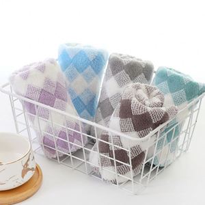 Serviette carrée en microfibre à trois couleurs, non pelucheuse, douce et absorbante, pour le nettoyage quotidien de la maison, lingette pour le lavage des mains - Product Image 4