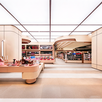 Ensemble de mobilier pour boutique de cosmétiques roses : table de vente incurvée avec grille intégrée et socle circulaire