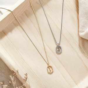 Collana con Ciondolo a Lettera I in Diamanti, Catena a Serpente in Acciaio Oro e Argento, Minimalista Unisex per Uso Quotidiano - Product Image 3