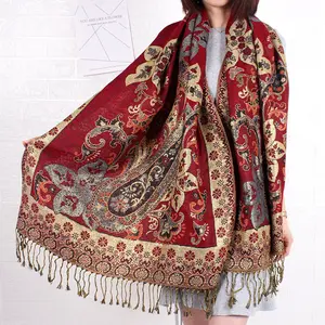 最新的穆斯林妇女在冬季围巾和披肩帕什米纳金属围巾中使用