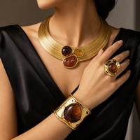 Ensemble collier ras-de-cou multi-brins épais et bijoux assortis en résine ambre marron (bracelet manchette, boucles d'oreilles, bague) unisexe, vintage, pour fête, en alliage plaqué or 18 carats, cadeau
