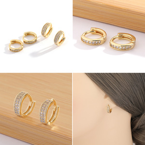 Boucles d'oreilles Huggies plaquées or 18 carats en zircon cubique, nouveauté géométrique pour femmes et jeunes filles, vente en gros à prix abordable - Product Image 3