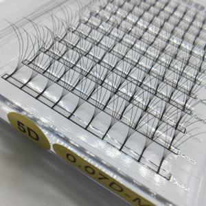 Extensions de cils éventés préfabriqués de haute qualité Cils de volume noir super mat avec des ventilateurs à haute couverture à longue tige - Product Image 4