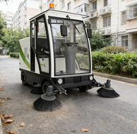 Mini balayeuse électrique à quatre roues avec bras robotique télescopique, équipée d'une pompe à moteur, d'un engrenage, d'un réservoir d'eau, d'un bac à déchets et de 4 moteurs de nettoyage