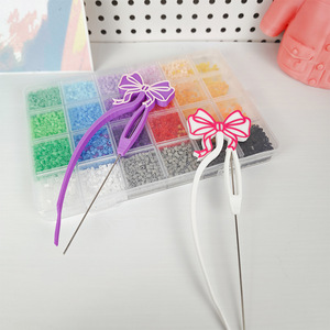 Herramienta de ensamblaje de cuentas de plástico con forma de mariposa de 2.6 mm con placa guía para pinzas de fabricación de joyas DIY - Product Image 1