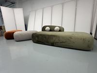 Canapé modulaire Pebble de style italien avec un design en tissu irrégulier créatif, pièce design pour salon à combinaison libre