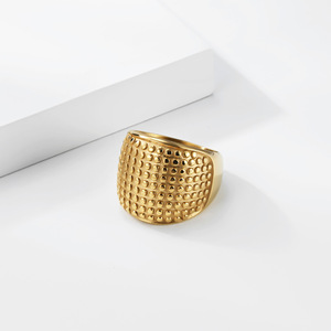 Anillo de titanio estilo retro francés para mujer, estilo nicho de alta gama, chapado en oro de 18K, anillo elegante que no se desvanece. - Product Image 3
