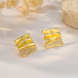 Pendientes de tuerca geométricos cuadrados con microincrustaciones de cristal, chapados en oro de 18 quilates, color dorado EDB-010 - Product Image 2