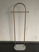 Porte-manteau de chambre d'hôtel avec support de cintres de stockage de vêtements de base en marbre pour des intérieurs élégants