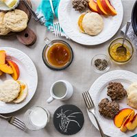 Vente en gros de sous-verres ronds antidérapants en gravure noire de style classique pierre d'ardoise vierge avec support ensemble de tapis de table en vrac cadeaux