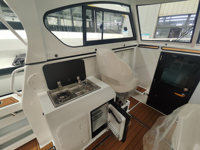 Yacht sportif en aluminium à cabine ouverte de 7,5 m avec hardtop extensible, moteur hors-bord 35-40 nœuds pour la navigation de plaisance et la pêche en mer