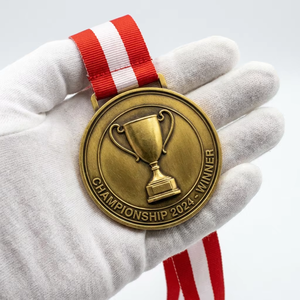 Medalla de <span class=keywords><strong>Primera</strong></span> Lugar Personalizada en Oro para Competiciones de Aviación, con Relieve de Avión y Nube en Cinta Azul, para Premios a Pilotos - Product Image 6