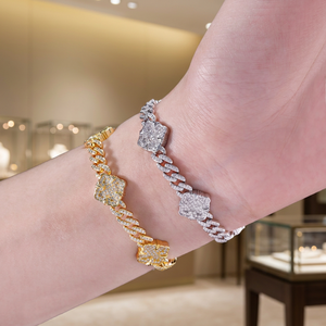 สร้อยข้อมือเทนนิสทรงโคลเวอร์สามแฉก ชุบทองคำขาว 14K เงินแท้ 925 ประดับเพชรโมอิสซาไนต์เต็มวง เครื่องประดับคุณภาพสูงสำหรับผู้หญิงและผู้ชาย - Product Image 1