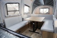 Caravane de luxe tout-terrain pliable avec tente gonflable et cuisine coulissante