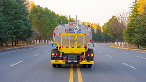 Camion arroseur Dongfeng 4X2 de Chine, 9 tonnes, pour l'arrosage des routes, la lutte contre la poussière et l'entretien des jardins - Product Image 5