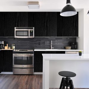 <span class=keywords><strong>Oron</strong></span> สติกเกอร์วอลเปเปอร์ลายไม้สีดำแบบมีกาวในตัวสำหรับเฟอร์นิเจอร์ผนัง - Product Image 4